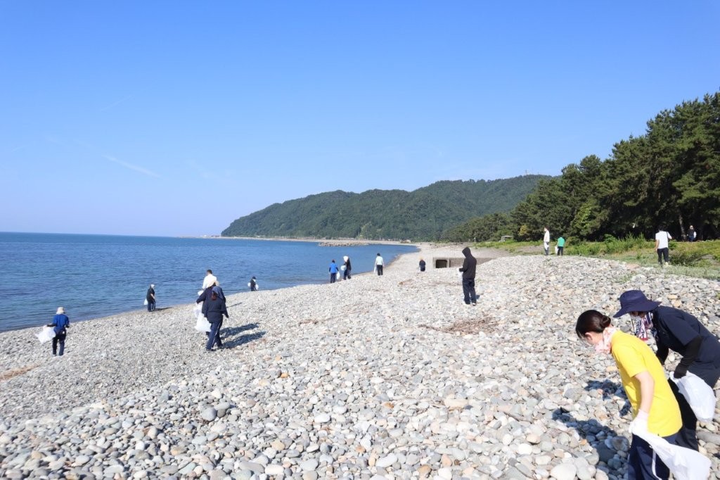 海岸清掃活動を実施