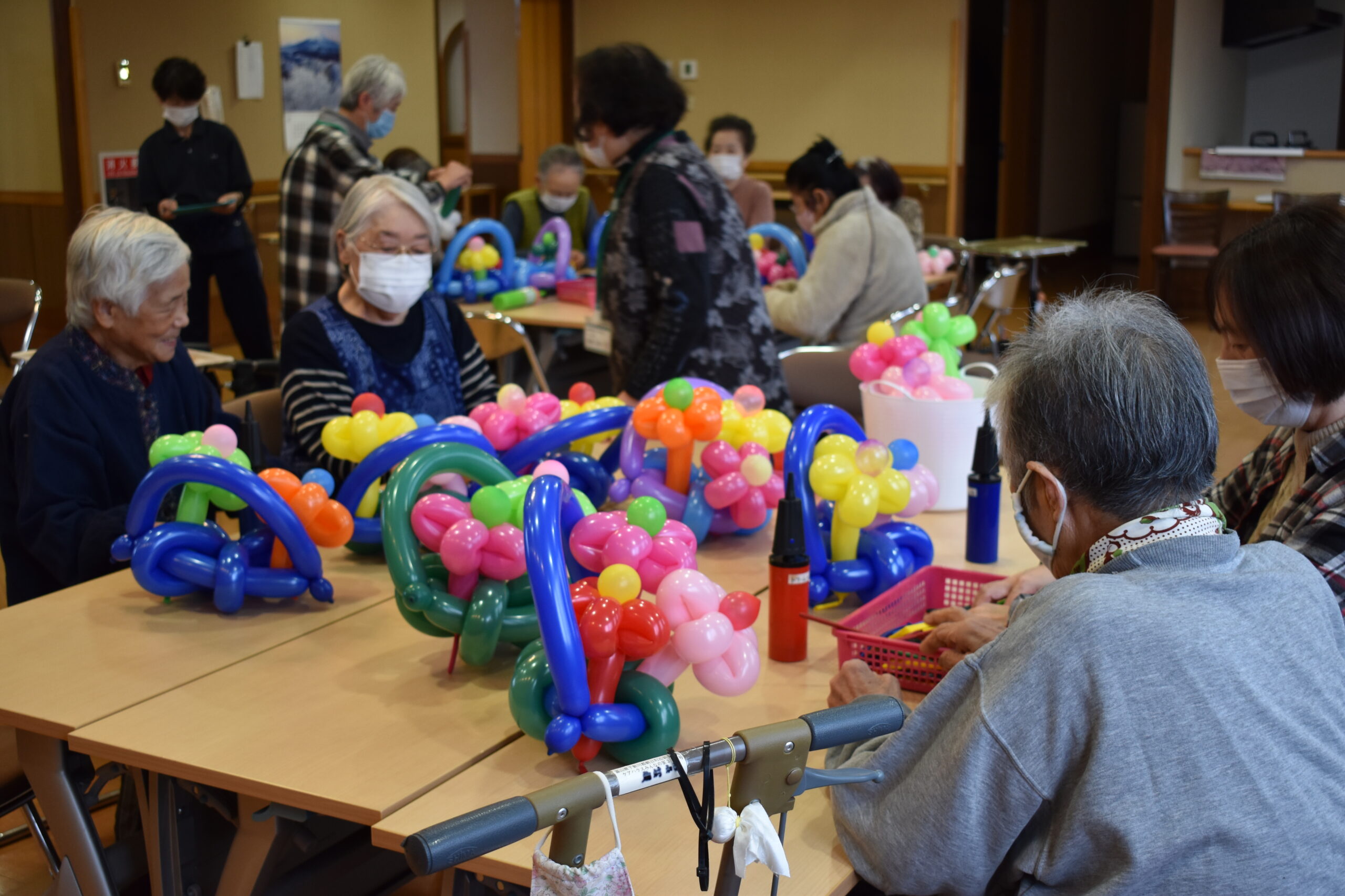 バルーンアートは色とりどり、どきどきもあってとても楽しい