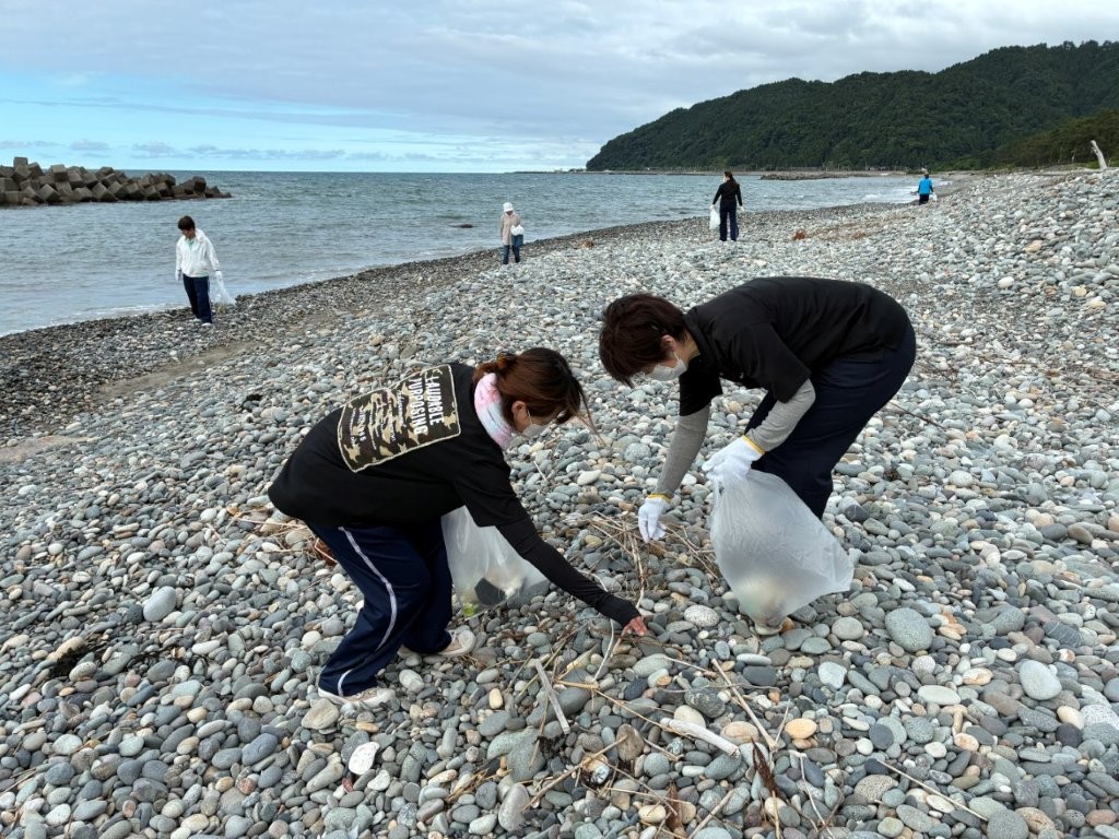 海岸清掃活動を実施